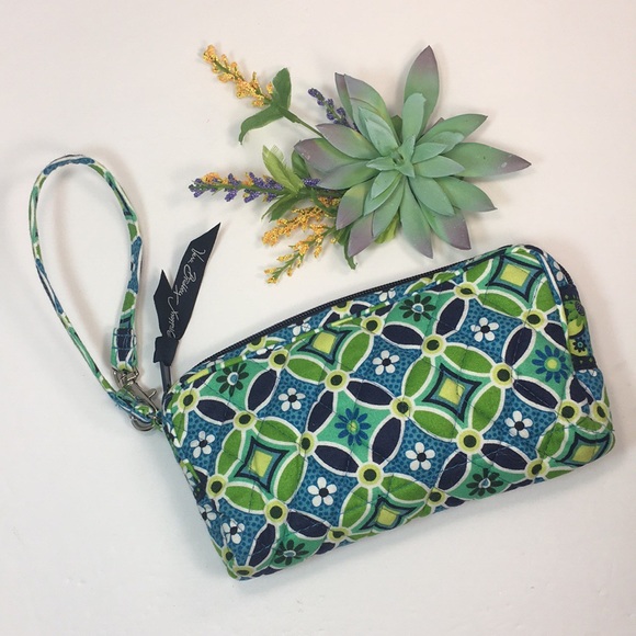 Vera Bradley Handbags - 💚NWOT💙VERA BRADLEY-GREEN/BLUE DAISY DAISY WALLET